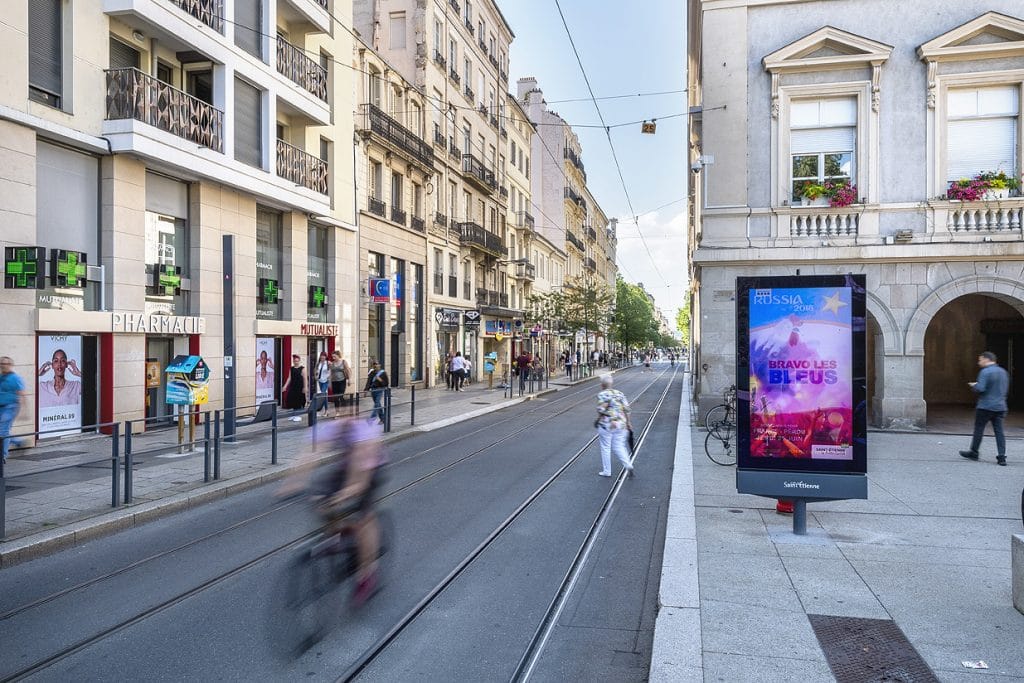 Lumiplan_Ville_Ecrans-information-couleur_totem_Saint-Etienne