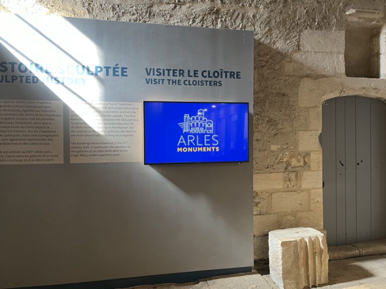 EcranTouristique_Arles_Lumiplan