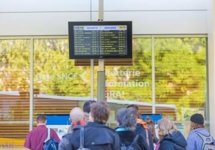 Lumiplan_transport_sol_Ecrans-Exterieurs-Gare-Grenoble